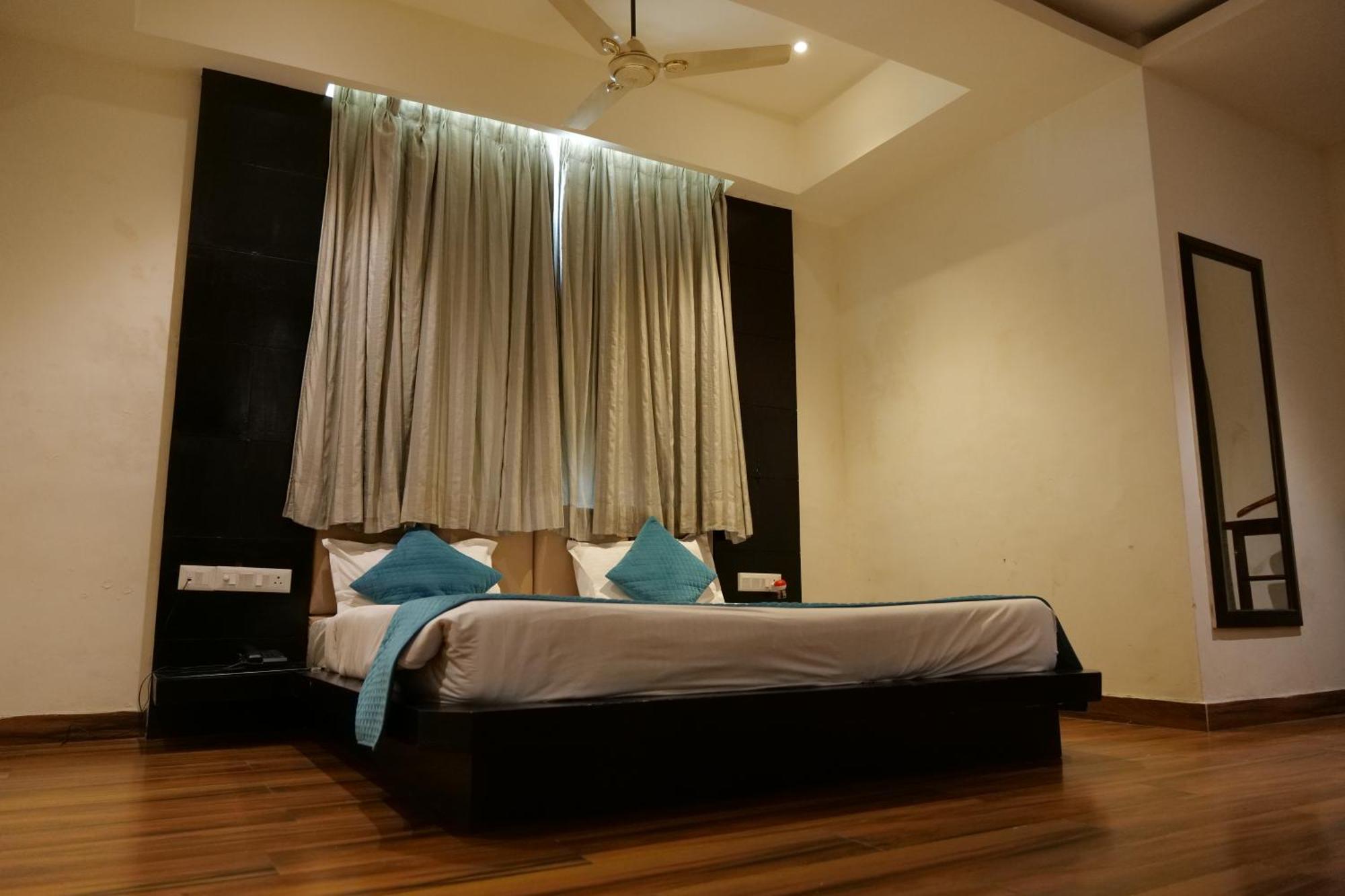 Hotel Anand Castle Kashipur Exteriör bild