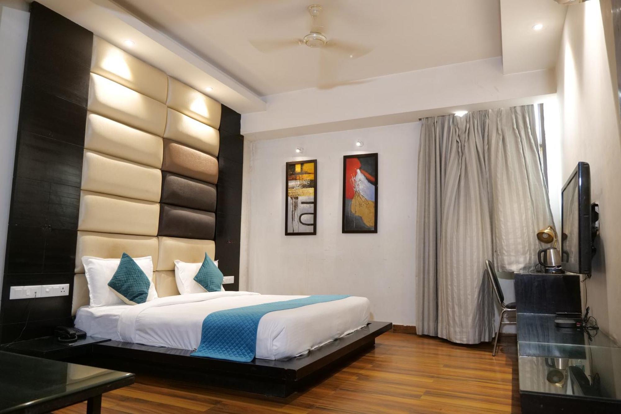 Hotel Anand Castle Kashipur Exteriör bild